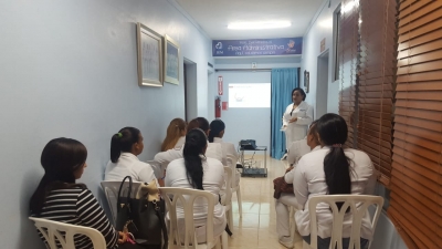 Charla acerca de las razones por las cuales asistir al odont&oacute;logo.
